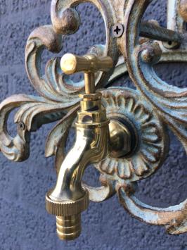 Wasserschlauchhalter aus Gusseisen - Wasserhahn aus Messing - grün/braun